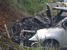 Veículo pega fogo depois de bater em barranco 