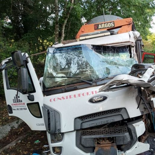  Colisão entre caminhão e carreta bitrem deixa uma pessoa ferida na SC-283