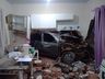 Carro bate contra parede e invade cozinha de casa no Paraná