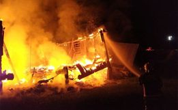 Casa no interior é destruída por incêndio