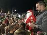 Grande público acompanha o acionamento das luzes de Natal na praça de São João do Oeste