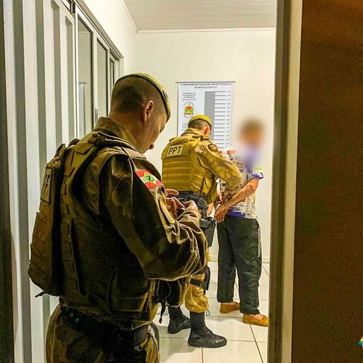 Homem é preso após apontar arma para pedestres em SMOeste 