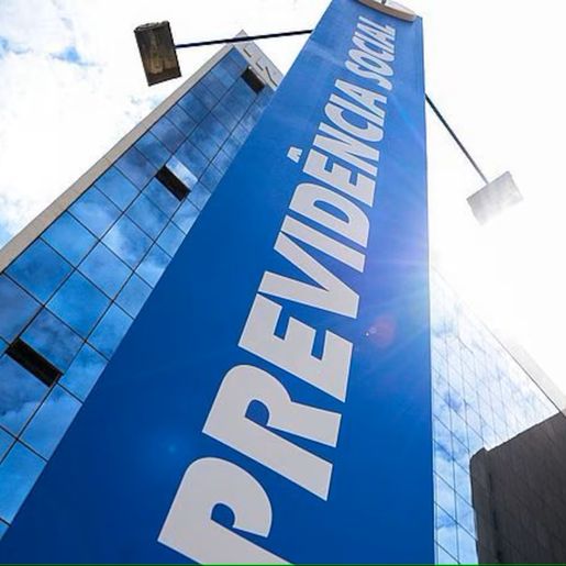 Lula sanciona lei que concede bônus a servidores do INSS para reduzir filas