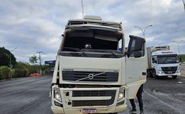 Carreta sem para-brisa e com motorista de capacete é flagrada na BR-163 em Guaraciaba 