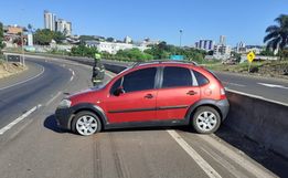 Pneu estoura, carro colide contra mureta e mulher fica ferida na BR 282