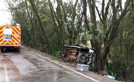 Van sai da pista e colide em árvore na BR-282 em Pinhalzinho