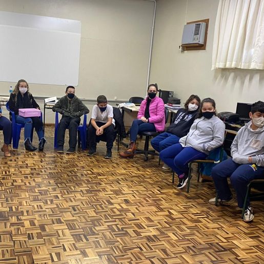 Equipe da proteção especial participa de roda de conversa no Colégio São José 