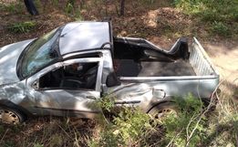 Carro sai da pista e colide em árvore na SC 496