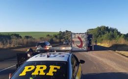 VÍDEO: Após briga entre caminhoneiros, carreta tomba no Paraná