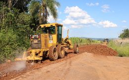 Iporã do Oeste intensifica trabalhos de recuperação de estradas no interior