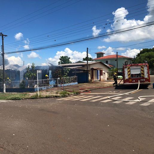 Incêndio em residência mobiliza bombeiros em São Miguel do Oeste