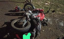 Motociclista fica gravemente ferido em colisão com carro estacionado 