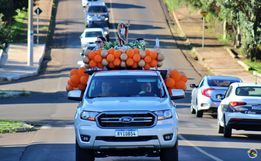 Paróquia São Miguel Arcanjo realiza desfile com benção da cidade