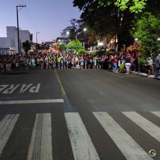 Cedrenses lotam a praça central a espera do Papai Noel em São José do Cedro