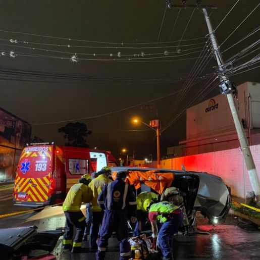 Homem é jogado para fora do carro após bater contra poste em Chapecó