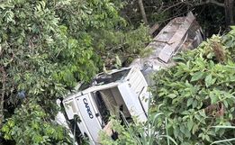 Caminhão de SMO sai da pista e cai em ribanceira na BR 163, em Guaraciaba