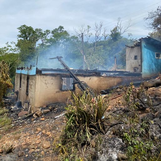 Incêndio destrói casa no interior de São José do Cedro