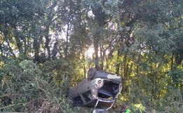 Veículo sai da pista, colide em poste e capota na SC-157 em Quilombo