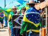VÍDEO: Dezenas de pessoas participam de ato em frente ao 14º RCMec