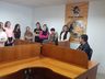 Alunos conhecem produção textual de notícias em visita à Rádio Oeste