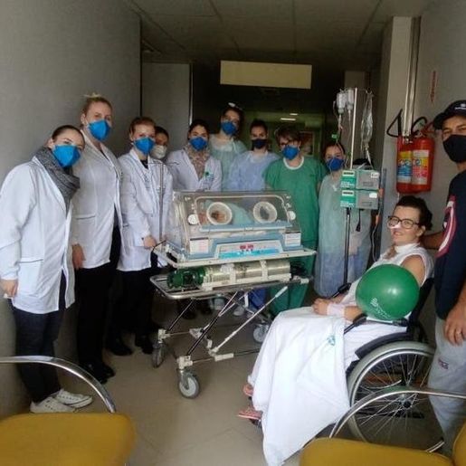 Bebê recebe alta e reencontra mãe que venceu a Covid após 32 dias separadas