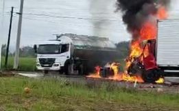 Caminhões colidem em rodovia de Palmitos e um deles pega fogo