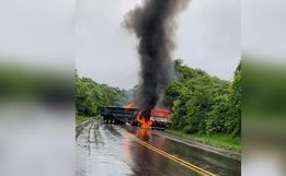 VÍDEO: Acidente entre caminhões deixa ao menos dois mortos na BR-282