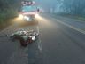 Homem sofre ferimentos em acidente entre moto e retroescavadeira