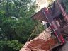 Carreta tomba na BR-282 em Cordilheira Alta e motorista fica ferido