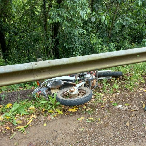 Jovem fica ferido ao colidir motocicleta em guard rail 