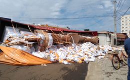 Motorista fica ferido em tombamento de caminhão
