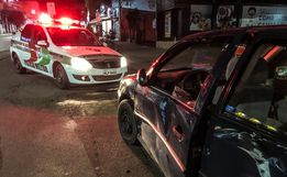 Mulher fica ferida ao colidir na lateral de carro em São Miguel do Oeste