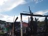 Casa de madeira é completamente consumida em incêndio
