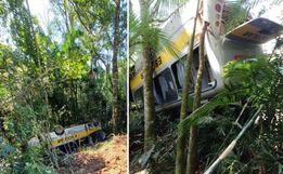 Micro-ônibus com 13 crianças perde freios, capota e cai em ribanceira em SC