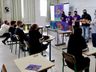 Estudantes adolescentes demonstram carinho e admiração pelo rádio