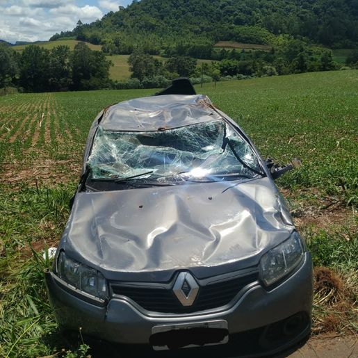 Carro emplacado em Minas Gerais sai da pista e capota na SC 283