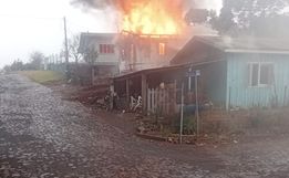 Incêndio destrói residência no Bairro Mello em Campo Erê