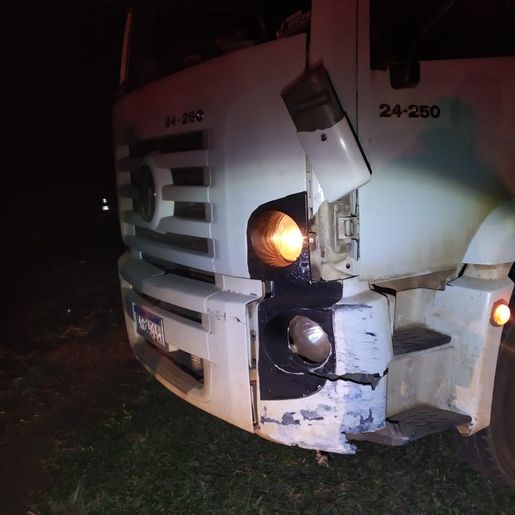 Colisão frontal entre carro e caminhão causa danos materiais