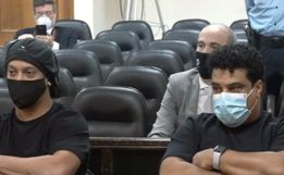 Ronaldinho Gaúcho e irmão deixam prisão depois de quase seis meses