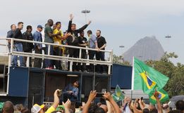 Bolsonaro participa de ato com apoiadores no Rio de Janeiro