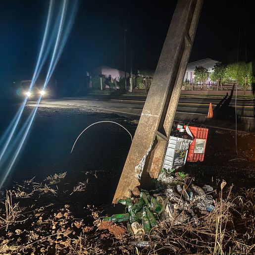 VÍDEO: condutor derruba poste de energia e foge do local na SC-163
