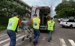Colisão entre carro e moto deixa homem ferido no centro de SMO 
