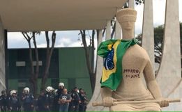 Supremo forma maioria para condenar cabelereira que pichou estátua a 14 anos