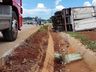 Caminhão carregado de frango sai da pista e tomba na BR-163 em São José do Cedro