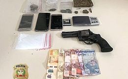 Polícia aprende drogas, dinheiro e arma em casa de adolescente