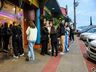 Fãs de “Barbie” formam fila para comprar ingressos no Cine Peperi