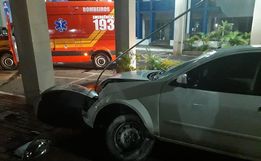 Motorista embriagada colide carro em orelhão telefônico no centro da cidade