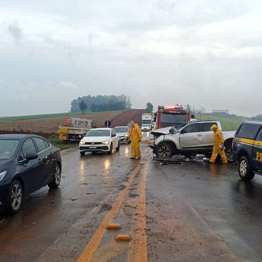 Acidente entre S10 e carreta deixa um morto na BR 282, entre Pinhalzinho e Nova Erechim 