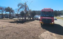 Colisão contra poste provoca incêndio em vegetação na SC-157 em São Lourenço do Oeste