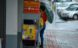 Início da semana tem previsão de pancadas de chuva, raios, ventos e granizo